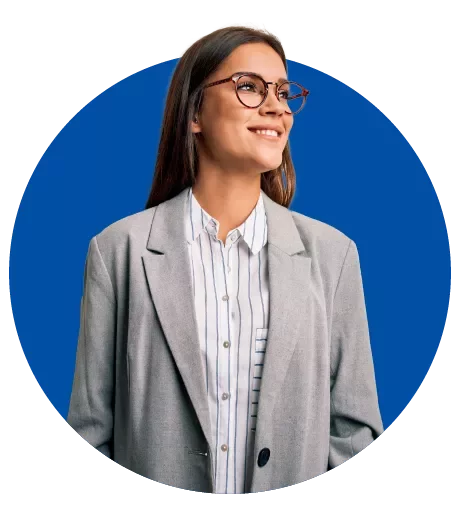 Profissional com traje corporativo cinza e camisa listrada sobre fundo azul, representando Michael Page.